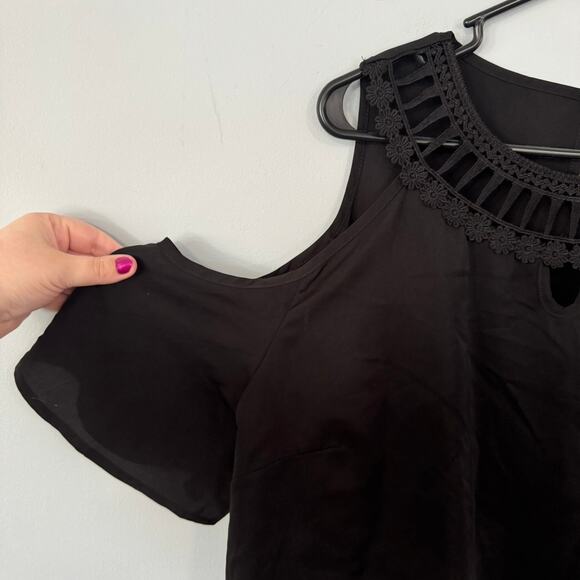 Unbranded Black Crochet Neckline Cold Shoulder Top Plus Size 2X Spandex Blend - Picture 3 of 8